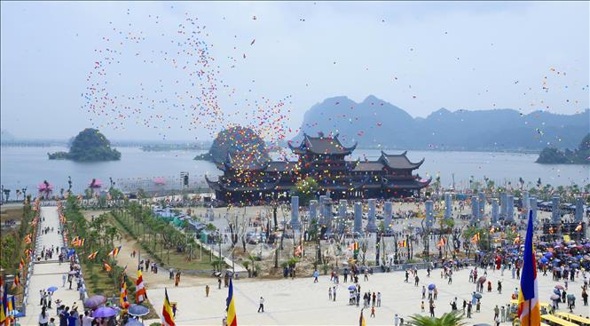 Trong ảnh: Bóng bay được thả tại chùa Tam Chúc, cầu chúc hòa bình thế giới. Ảnh: Lâm Khánh - TTXVN