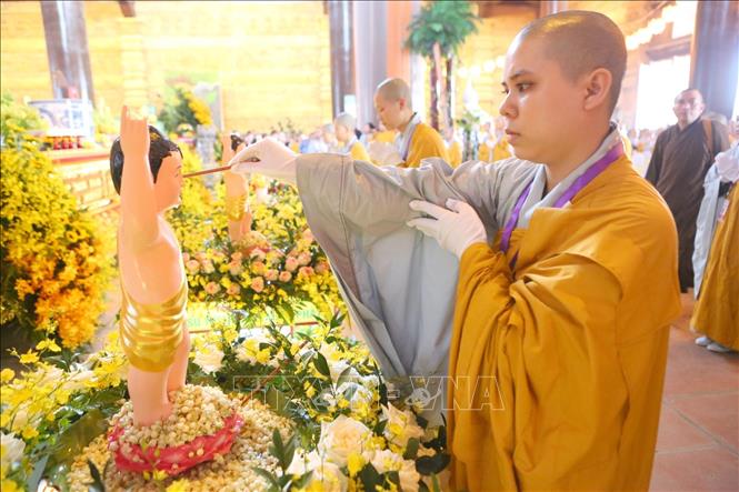 
Trong ảnh: Tăng, ni thực hiện nghi lễ Tắm Phật tại điện Pháp Chủ, chùa Tam Chúc. Ảnh: Thành Đạt - TTXVN