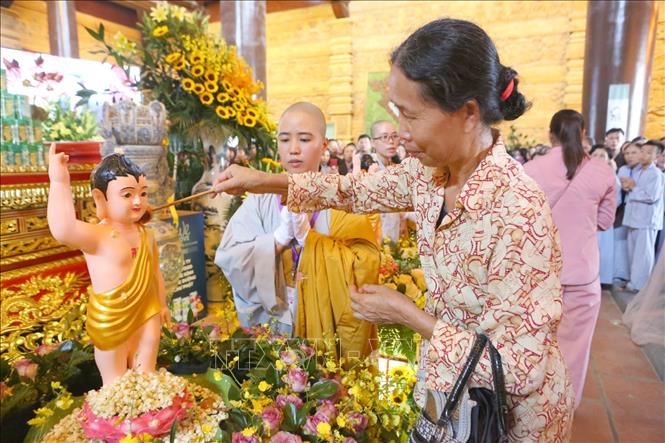 Trong ảnh: Các Phật tử thực hiện nghi lễ Tắm Phật tại điện Pháp Chủ, chùa Tam Chúc. Ảnh: Thành Đạt - TTXVN