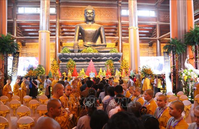 Trong ảnh: Các Phật tử xếp hàng ngay ngắn thực hiện nghi lễ Tắm Phật tại điện Pháp Chủ, chùa Tam Chúc. Ảnh: Thành Đạt - TTXVN 