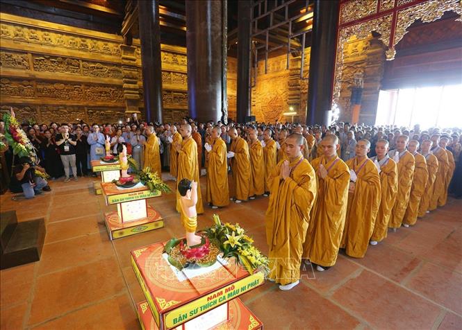 Trong ảnh: Quang cảnh nghi thức lễ Tắm Phật tại điện Tam Thế, chùa Tam Chúc. Ảnh: Dương Giang - TTXVN