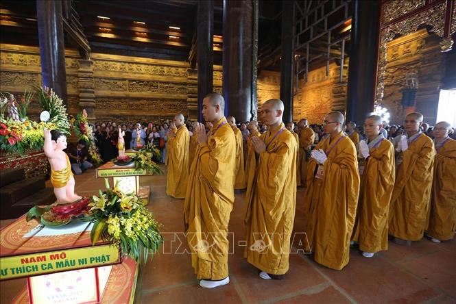 Trong ảnh: Tăng, ni thực hiện nghi thức lễ Tắm Phật tại điện Tam Thế, chùa Tam Chúc. Ảnh: Dương Giang - TTXVN