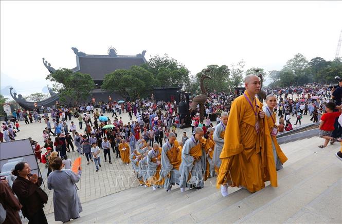 Trong ảnh: Tăng, ni đến điện Tam Thế, chùa Tam Chúc thực hiện nghi thức lễ Tắm Phật. Ảnh: Dương Giang - TTXVN