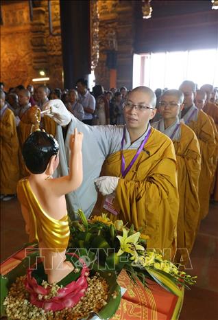 Trong ảnh: Tăng, ni thực hiện nghi thức lễ Tắm Phật tại điện Tam Thế, chùa Tam Chúc. Ảnh: Dương Giang - TTXVN