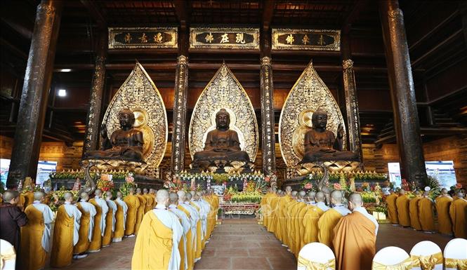 Trong ảnh: Quang cảnh nghi thức lễ Tắm Phật tại điện Tam Thế, chùa Tam Chúc. Ảnh: Dương Giang - TTXVN