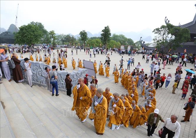 Trong ảnh:Tăng, ni, Phật tử đến điện Tam Thế thực hiện nghi thức Tắm Phật. Ảnh: Dương Giang - TTXVN
