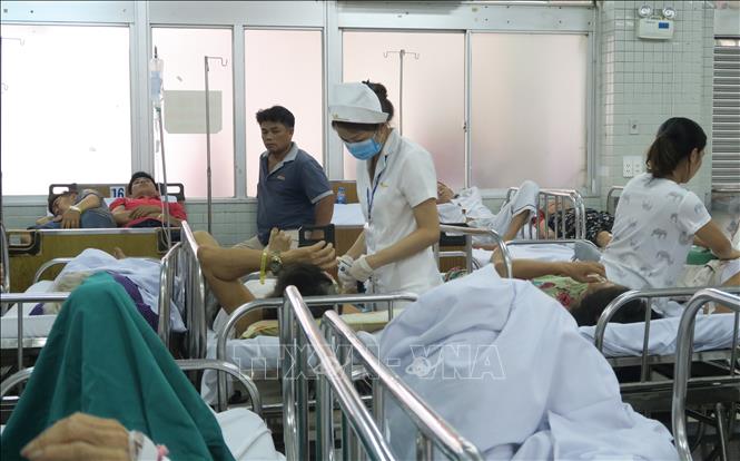 Trong ảnh: Điều dưỡng viên tại Khoa Cấp cứu – Bệnh viện Chợ Rẫy Thành phố Hồ Chí Minh tích cực cấp cứu cho bệnh nhân. Ảnh: Đinh Hằng – TTXVN
