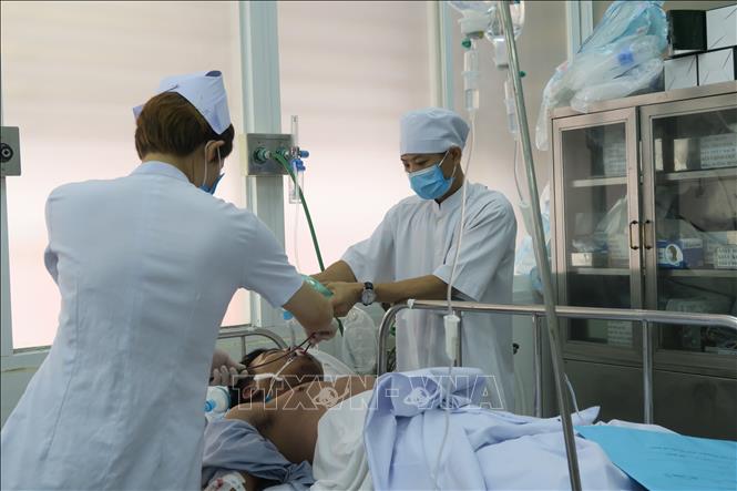 Trong ảnh: Điều dưỡng viên tại Khoa Cấp cứu – Bệnh viện Chợ Rẫy Thành phố Hồ Chí Minh tích cực cấp cứu cho bệnh nhân. Ảnh: Đinh Hằng – TTXVN