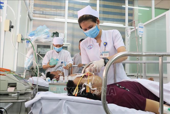 Trong ảnh: Điều dưỡng viên tại Khoa Cấp cứu – Bệnh viện Chợ Rẫy Thành phố Hồ Chí Minh tích cực cấp cứu cho bệnh nhân. Ảnh: Đinh Hằng – TTXVN