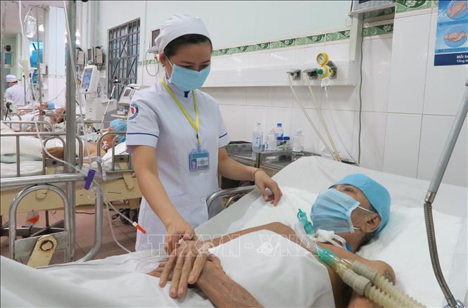 Trong ảnh: Điều dưỡng viên Bệnh viện Phạm Ngọc Thạch chăm sóc bệnh nhân lao phổi. Ảnh: Đinh Hằng - TTXVN
