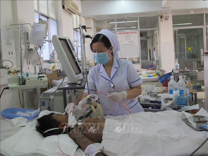 Trong ảnh: Điều dưỡng viên Bệnh viện Bệnh Nhiệt đới Thành phố Hồ Chí Minh chăm sóc cho trẻ mắc bệnh truyền nhiễm. Ảnh: Đinh Hằng - TTXVN 