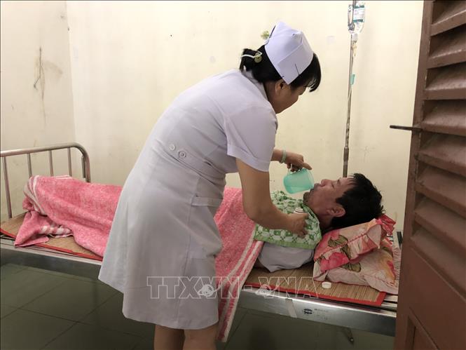 Trong ảnh: Điều dưỡng viên Khoa Tâm thần - Bệnh viện Quân y 175 chăm sóc cho bệnh nhân tâm thần. Ảnh: Đinh Hằng - TTXVN