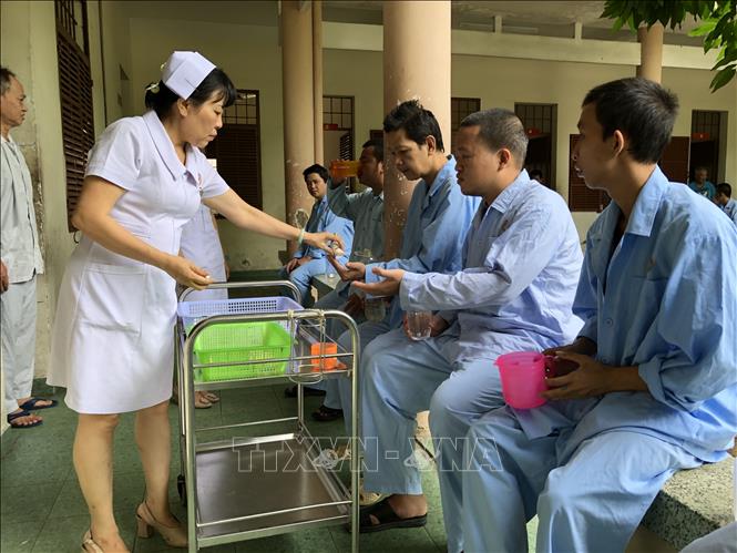 Trong ảnh: Điều dưỡng viên Khoa Tâm thần – Bệnh viện Quân y 175 đang phát thuốc cho bệnh nhân. Ảnh: Đinh Hằng – TTXVN
