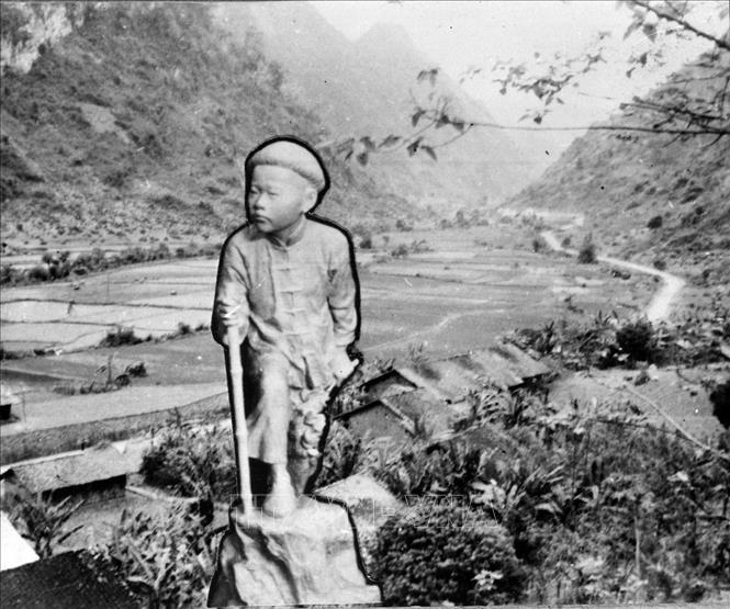 Trong ảnh: Tượng Anh hùng thiếu niên Kim Đồng, Đội trưởng đầu tiên của Đội Thiếu niên Tiền phong Hồ Chí Minh ở Cao Bằng. Kim Đồng, tên thật là Nông Văn Dền, dân tộc Nùng, quê ở thôn Nà Mạ, xã Trường Hà, huyện Hà Quảng (tỉnh Cao Bằng) đã hy sinh anh dũng khi đang làm nhiệm vụ canh gác cho cán bộ họp, ngày 15/2/1943, khi vừa tròn 14 tuổi. Ảnh: Tư liệu TTXVN