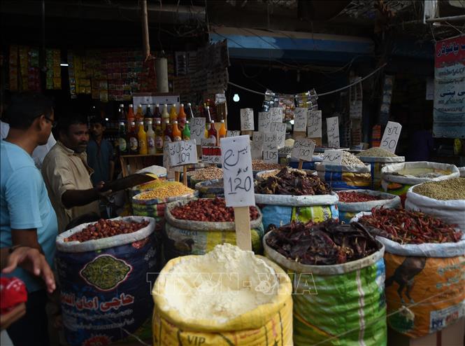 Trong ảnh: Tại một khu chợ ở Karachi, Pakistan ngày 10/5/2019. Ảnh: AFP/TTXVN