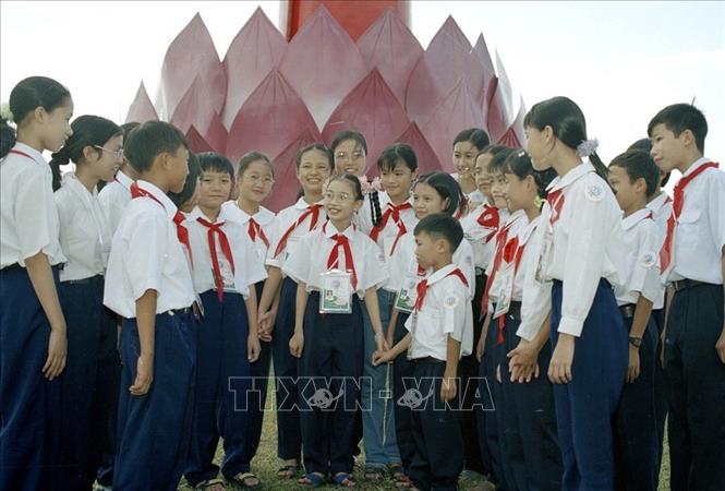 Trong ảnh: Những thiếu nhi Thủ đô đạt danh hiệu Cháu ngoan Bác Hồ - Chủ nhân Thăng Long (năm 2000). Ảnh: Đình Trân - TTXVN