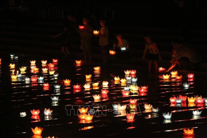 Photo: Lanterns are released into Tam Chuc Lake in the Tam Chuc Buddhism Culture Centre. VNA Photo