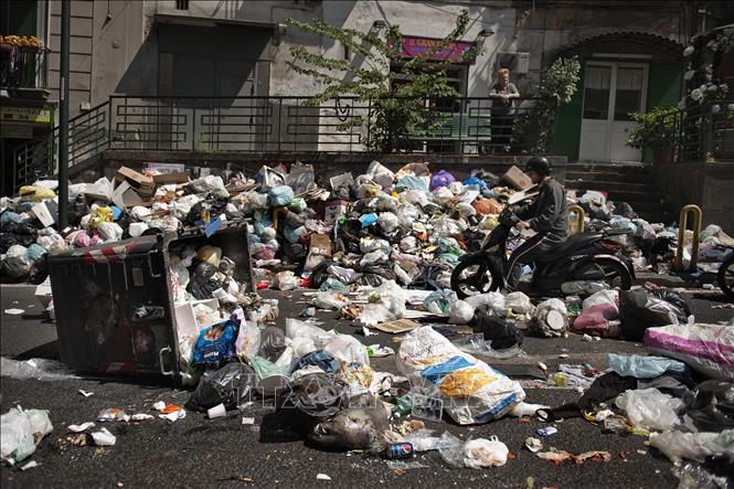 Trong ảnh (tư liệu): Một bãi rác thải ở Naples, Italy. Ảnh: AFP/TTXVN