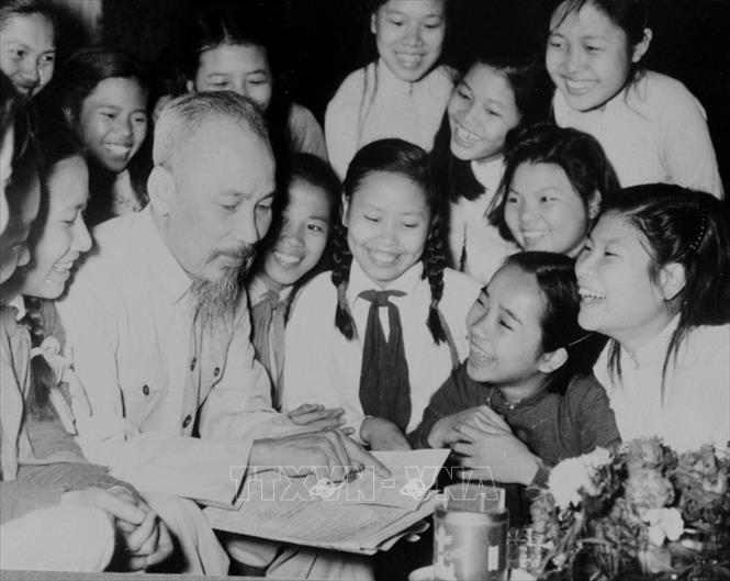 Chủ tịch Hồ Chí Minh luôn hết lòng thương yêu, dạy bảo ân cần thiếu niên, nhi đồng. Lòng yêu thương và những lời dạy của Người vẫn luôn đồng hành cùng thiếu niên, nhi đồng mọi thời đại. Trong ảnh: Đoàn đại biểu học sinh trường Trung học Trưng Vương (Hà Nội) đến chúc mừng sinh nhật Chủ tịch Hồ Chí Minh (19/5/1956). Ảnh: TTXVN