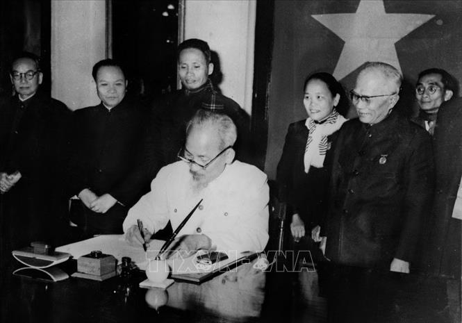 Chủ tịch Hồ Chí Minh vừa là người sáng lập, vừa là người trực tiếp chỉ đạo việc xây dựng bộ máy Nhà nước của dân, do dân, vì dân; lấy “thượng tôn pháp luật”, làm kim chỉ nam cho mọi hành động. Người đứng đầu Ủy ban soạn thảo 2 bản Hiến pháp năm 1946 và Hiến pháp năm 1959; ký lệnh công bố hoặc ban hành 16 luật và 613 sắc lệnh và nhiều văn bản dưới luật khác. Trong ảnh: Ngày 1/1/1960, Chủ tịch Hồ Chí Minh ký‎ Sắc lệnh số 1, công bố Hiến pháp mới năm 1959 - Hiến pháp xã hội chủ nghĩa đầu tiên ở nước ta. Ảnh: Tư liệu TTXVN  