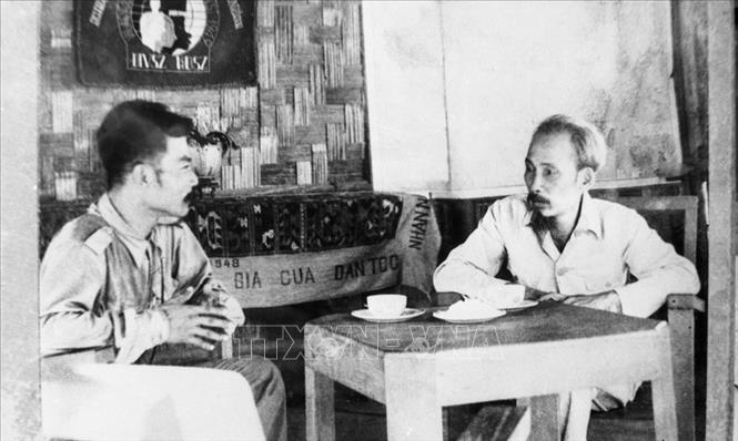 Chủ tịch Hồ Chí Minh là người đặt nền móng cho mối quan hệ đặc biệt Việt - Lào và dày công vun đắp, xây dựng cho mối quan hệ này ngày càng trong sáng, thủy chung, mẫu mực. Trong ảnh: Chủ tịch Hồ Chí Minh tiếp Chủ tịch Lào Souphanouvong tại chiến khu Việt Bắc, năm 1958. Ảnh: Tư liệu TTXVN  
