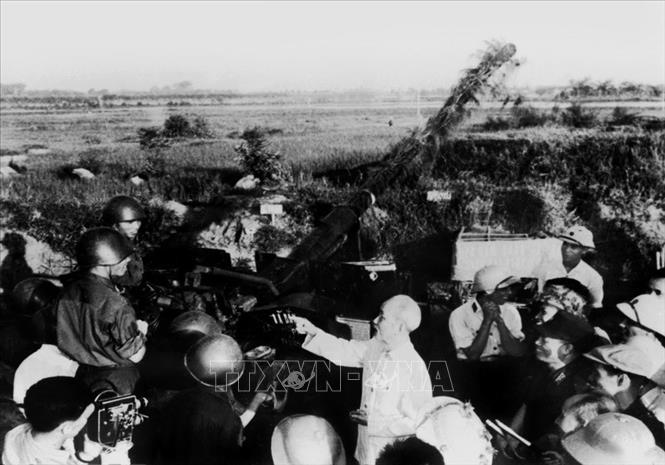 Chủ tịch Hồ Chí Minh là người khai sinh ra quân đội nhân dân Việt Nam, một đội quân “Vì nhân dân quên mình, vì nhân dân hy sinh và nhiệm vụ nào cũng hoàn thành, kẻ thù nào cũng đánh thắng”. Sự quan tâm của Bác với lực lượng vũ trang nhân dân, với Quân đội nhân dân là vô cùng lớn lao. Trong ảnh: Chủ tịch Hồ Chí Minh thăm một đơn vị bộ đội Phòng không bảo vệ Thủ đô Hà Nội, ngày 25/9/1966. Ảnh: Tư liệu TTXVN                                                    
