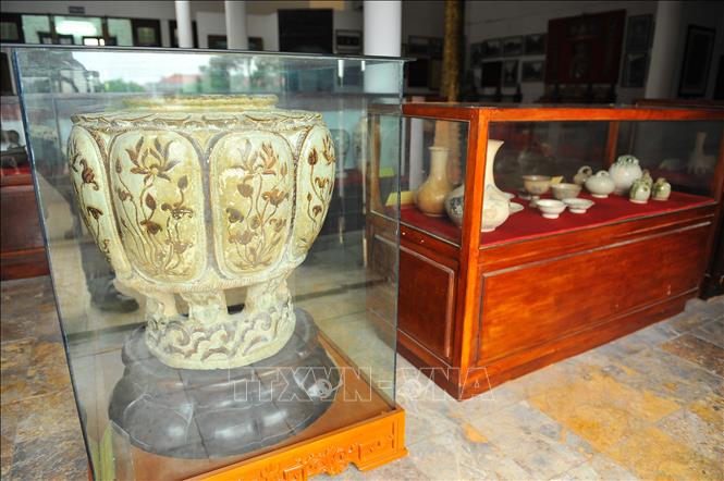 Trong ảnh: Các hiện vật quý được trưng bày tại bảo tàng tỉnh Ninh Bình. Ảnh: Minh Đức - TTXVN