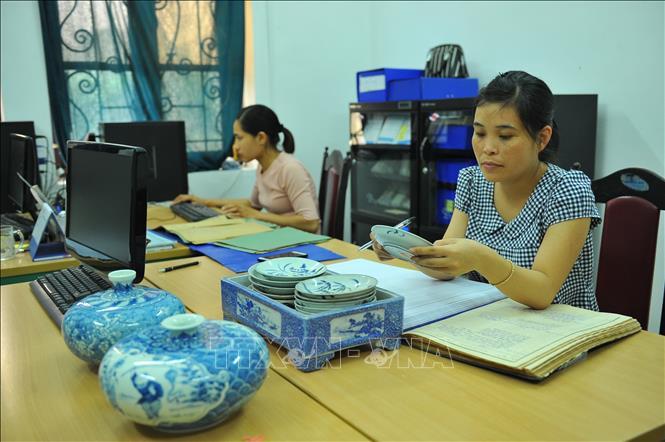 Trong ảnh: Các cán bộ của bảo tàng kiểm kê hiện vật và lưu vào sổ. Ảnh: Minh Đức - TTXVN