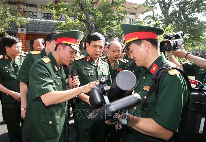 Trong ảnh: Thượng tướng Phan Văn Giang, Tổng Tham mưu trưởng Quân đội nhân dân Việt Nam và các đại biểu tham quan trưng bày các mô hình, thiết bị quân sự. Ảnh: Dương Giang - TTXVN