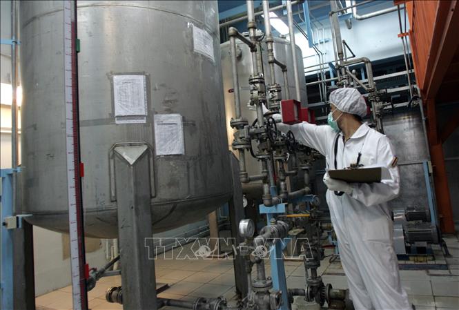 Trong ảnh (tư liệu): Kỹ thuật viên làm việc trong cơ sở làm giàu urani Isfahan, cách thủ đô Tehran của Iran 420km về phía nam. Ảnh: AFP/TTXVN