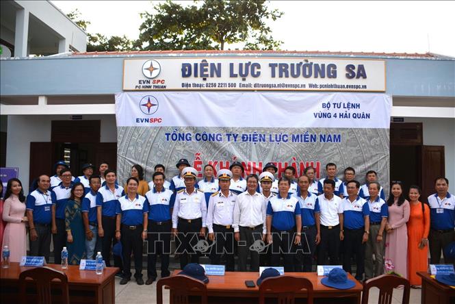 Trong ảnh: Đoàn công tác Tập đoàn Điện lực Việt Nam  chụp ảnh lưu niệm trước trụ sở, văn phòng làm việc Điện lực Trường Sa. Ảnh: TTXVN phát