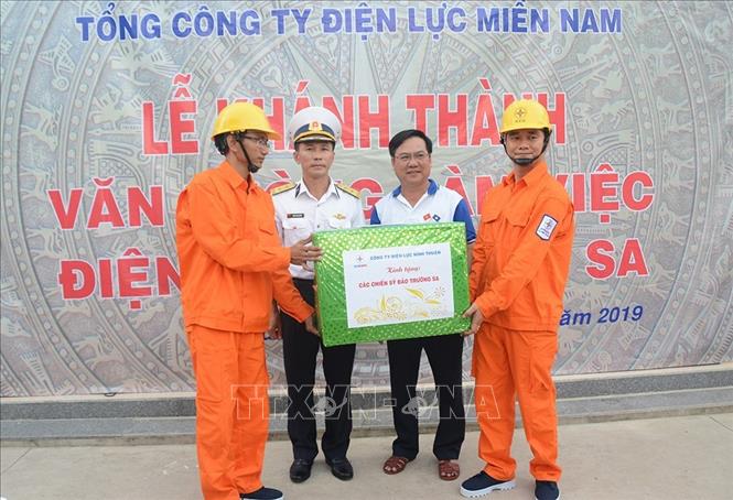 Trong ảnh: Đại diện Công ty Điện lực Ninh Thuận tặng quà các chiến sỹ đảo Trường Sa. Ảnh: TTXVN phát