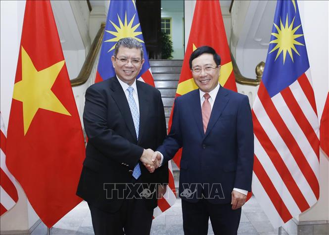 Trong ảnh: Phó Thủ tướng, Bộ trưởng Bộ Ngoại giao Phạm Bình Minh đón Bộ trưởng Bộ Ngoại giao Malaysia Saifuddin Abdullah. Ảnh: Lâm Khánh - TTXVN