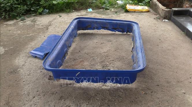 Trong ảnh: Một phần chiếc thùng lớn chứa thi thể thứ nhất được phát hiện trong đêm 15/5. Ảnh: Huyền Trang - TTXVN
