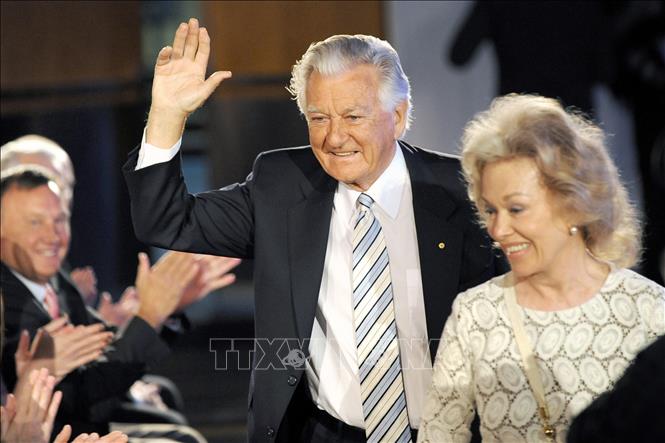 Trong ảnh (tư liệu): Cựu Thủ tướng Australia Bob Hawke (giữa) dự lễ phát động chiến dịch tổng tuyển cử của Công Đảng tại Brisbane ngày 16/8/2010. Ảnh: AFP/TTXVN