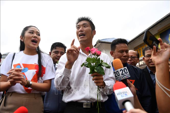 Trong ảnh: Chủ tịch đảng Tương lai mới (FFP) Thanathorn Juangroongruangkit trả lời phỏng vấn của báo giới tại Bangkok ngày 6/4/2019. Ảnh: AFP/TTXVN