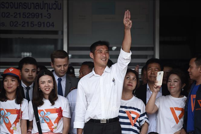 Trong ảnh: Chủ tịch đảng Tương lai mới (FFP) Thanathorn Juangroongruangkit (giữa) bên những người ủng hộ tại Bangkok ngày 6/4/2019. Ảnh: AFP/TTXVN