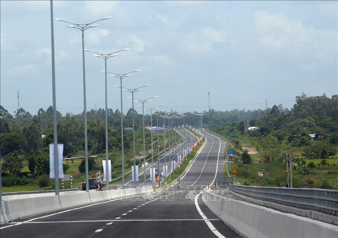Trong ảnh: Mặt cắt ngang cầu rộng 24,5m bao gồm 4 làn xe ôtô và hai làn xe thô sơ. Đường dẫn vào cầu được thiết kế với quy mô mặt cắt ngang 20,6m gồm 4 làn xe cơ giới và 2 làn xe thô sơ, tốc độ thiết kế 80Km/h. Ảnh: Huy Hùng - TTXVN