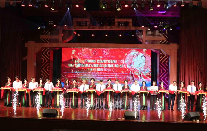 Trong ảnh: Các đại biểu cắt băng khánh thành Nhà hát Dân ca Quan họ Bắc Ninh. Ảnh: Thanh Thương - TTXVN