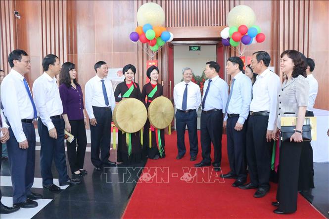Trong ảnh: Lãnh đạo tỉnh Bắc Ninh động viên các liền anh, liền chị tại Nhà hát Dân ca Quan họ Bắc Ninh. Ảnh: Thanh Thương - TTXVN