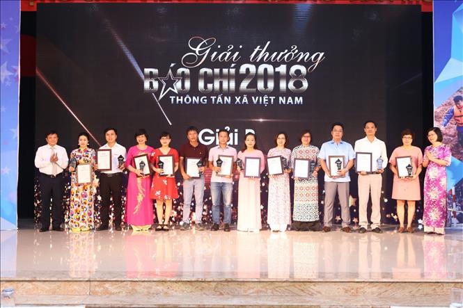 Trong ảnh: Phó Tổng giám đốc TTXVN Đinh Đăng Quang và Phó Bí thư chuyên trách Đảng uỷ TTXVN Hà Thị Mai An trao giải B cho các tác giả đoạt giải. Ảnh: Minh Quyết - TTXVN