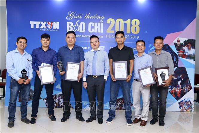 Trong ảnh: Phó Tổng giám đốc, Chủ tịch Liên chi hội TTXVN Lê Quốc Minh chụp ảnh chung với các tác giả đoạt giải. Ảnh: Minh Quyết - TTXVN