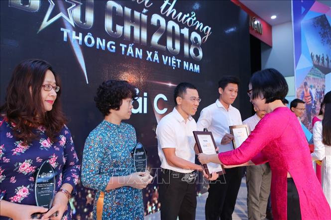 Trong ảnh: Phó Tổng giám đốc TTXVN Vũ Việt Trang trao giải C cho các tác giả đoạt giải. Ảnh: Thành Đạt - TTXVN 