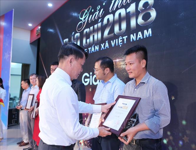 Trong ảnh: Ủy viên Trung ương Đảng, Bí thư Đảng uỷ, Tổng giám đốc TTXVN Nguyễn Đức Lợi trao giải A cho tác giả Nguyễn Quý Trung với tác phẩm 