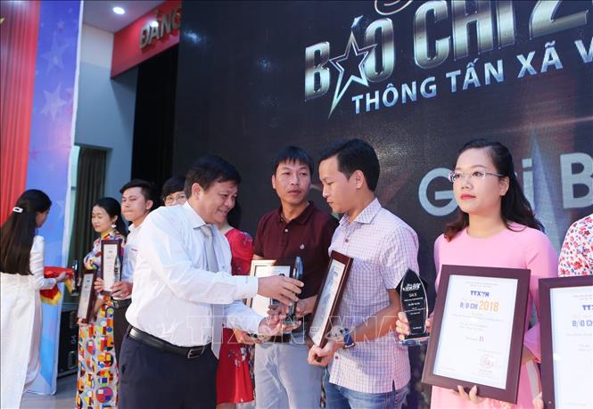 Trong ảnh: Phó Tổng giám đốc TTXVN Đinh Đăng Quang trao giải B cho tác giả Lưu Trọng Đạt (Ban biên tập Ảnh) với tác phẩm 