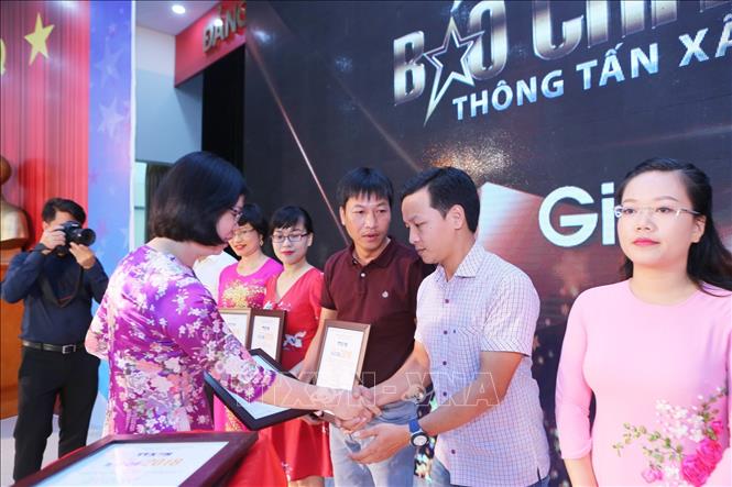 Trong ảnh: Đồng chí Hà Thị Mai An, Phó Bí thư chuyên trách Đảng ủy TTXVN trao Giấy chứng nhận giải B cho tác giả Lưu Trọng Đạt (Ban biên tập Ảnh) với tác phẩm 
