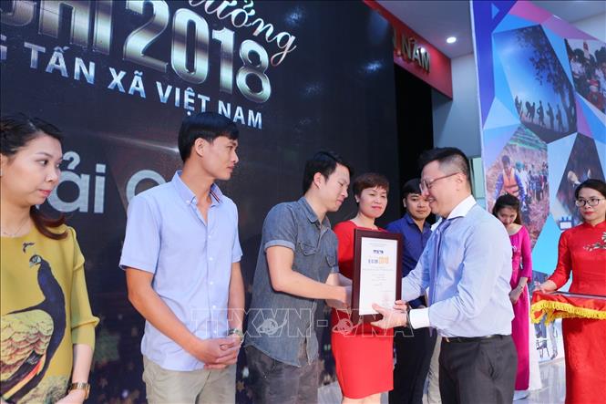 Trong ảnh: Phó Tổng giám đốc, Chủ tịch Liên chi hội Nhà báo TTXVN Lê Quốc Minh trao giải C cho các tác giả đoạt giải. Ảnh: Thành Đạt - TTXVN  