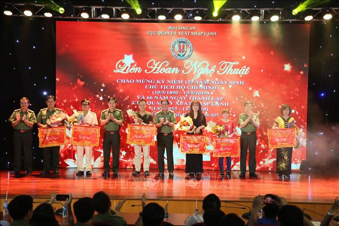 Trong ảnh: Ban Tổ chức tặng hoa các cán bộ tham gia biểu diễn. Ảnh: Thành Chung - TTXVN