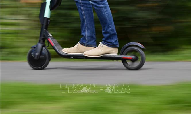 Trong ảnh: Xe scooter điện tại Berlin, Đức. Ảnh: AFP/TTXVN