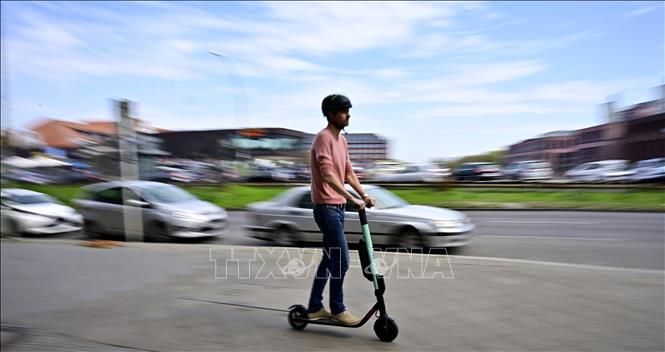 Trong ảnh: Xe scooter điện tại Berlin, Đức. Ảnh: AFP/TTXVN